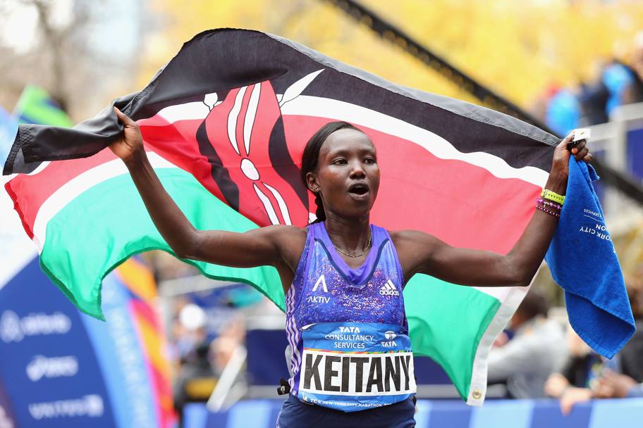 La keniana Mary Keitany festeggia la vittoria della gara femminile. Afp